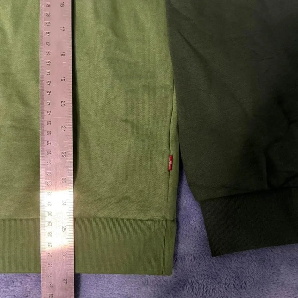 Levi's green crewneck sweatshirt men Size M
